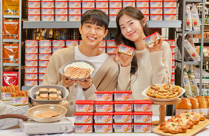 서울 광진구 이마트 자양점에서 모델들이 신세계푸드의 대안육 '베러미트(Better Meat)' 식물성 런천과 이를 활용해 만든 런천 튀김, 무스비 등 메뉴들을 선보이고 있다. [자료:신세계푸드]