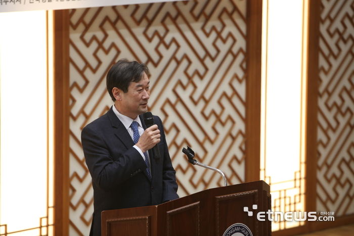 송하철 목포대 총장이 24일 오후 가야금산기념관 실내공연장에서 열린 '영암군 분산에너지 추진전략 포럼'에서 측사하고 있다.