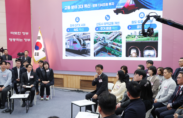 박상우 국토교통부 장관이 25일 경기도 의정부시청 대강당에서 열린 '국민과 함께하는 민생토론회 - 여섯 번째, 출퇴근 30분 시대, 교통격차 해소'에서 윤석열 대통령과 참석자들에게 발표하고 있다. (사진=연합뉴스)