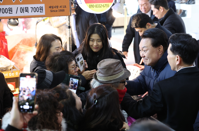 윤석열 대통령이 25일 경기도 의정부시 의정부제일시장을 찾아 시민들과 인사하고 있다. 연합뉴스