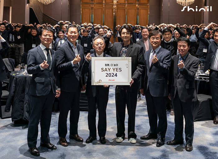 김영 신일전자 회장, 배우 정경호, 정윤석 신일전자 대표 (왼쪽 세번째부터)