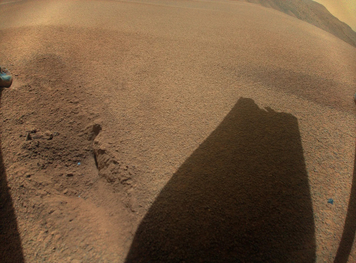 화성 헬기 인저뉴어티가 지난 18일(현지시간) 72번째 비행을 수행한 후 지구로 보내온 사진. 그림자 속 날개가 부러져 있다. 사진=미 항공우주국(NASA)/JPL-칼텍