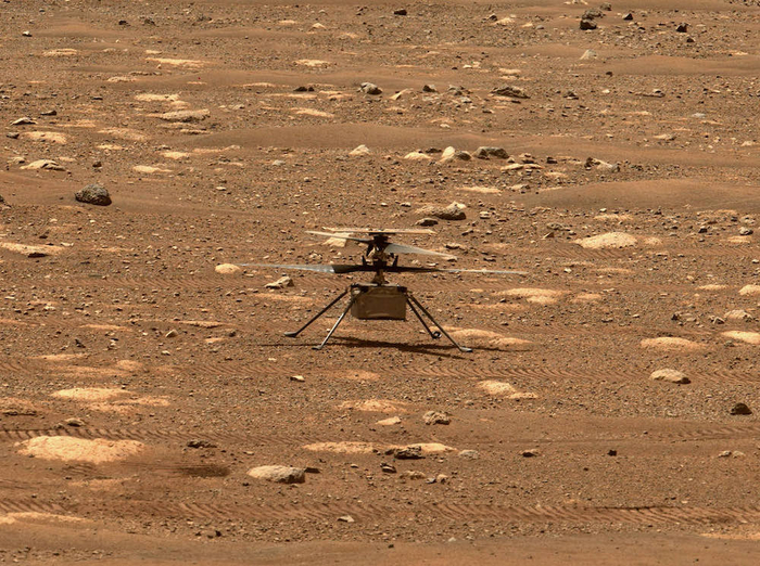 2021년 4월 첫 비행 전, 퍼서비어런스가 촬영한 헬기 인저뉴어티. 사진=미 항공우주국(NASA)/JPL-칼텍