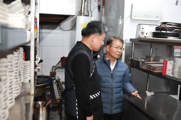 이정식 고용노동부 장관(오른쪽)이 중대재해처벌법 적용을 받는 서울 중구 명동 소재 한식 음식점을 29일 방문, 현장 준비 현황을 점검했다.