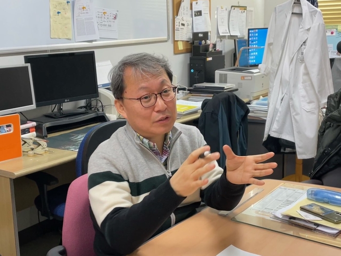 동국대 융복합 바이오 기술 미니 클러스터를 이끄는 서영권 의생명공학과 교수가 산학 협력 성과에 대해 설명하고 있다.