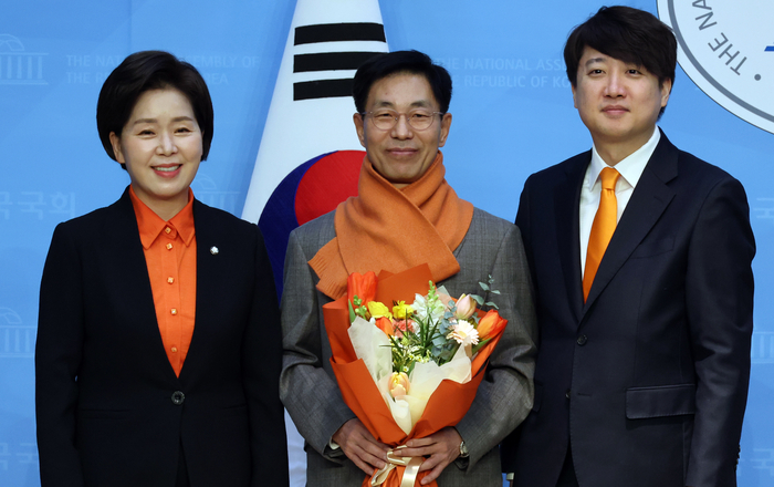 한국의희망 양향자 대표와 개혁신당 이준석 대표가 30일 국회에서 이창한 전 반도체협회 부회장 한국의희망 입당 환영식을 하고 있다.