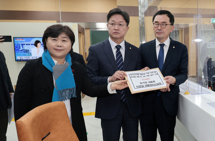 더불어민주당의 윤석열 정부 관권선거저지대책위원회가 30일 오전 종로구 서울경찰청 민원실 앞에서 윤석열 대통령ㆍ이관섭 비서실장 공직선거법 위반 고발장 접수 후 발언하고 있다. 왼쪽부터 더불어민주당 서영교, 강병원, 소병철 의원. 연합뉴스