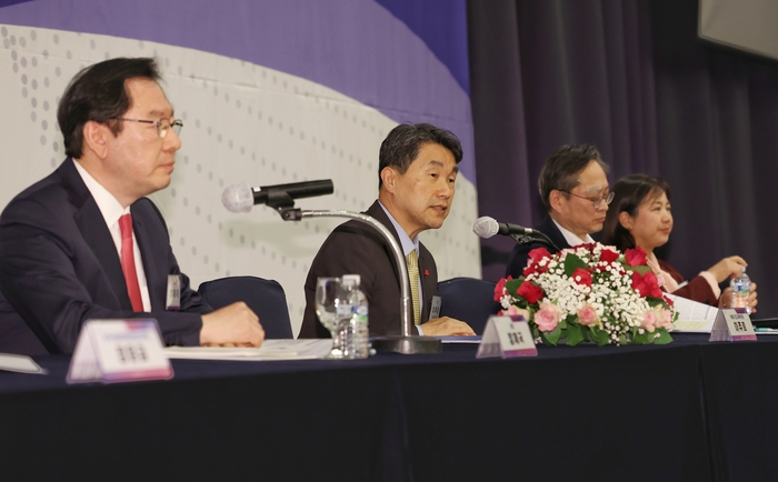 이주호 부총리가 31일 한국대학교육협의회 정기총회에서 대학 총장들의 질문에 답하고 있다.[교육부 제공]