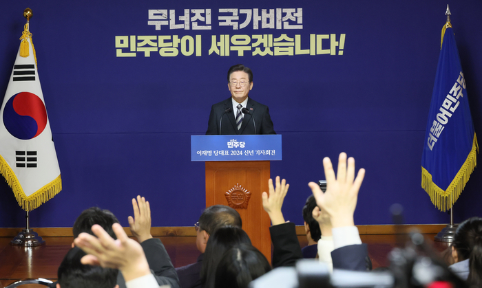 더불어민주당 이재명 대표가 31일 국회 사랑재에서 열린 신년 기자회견에서 기자들의 질문을 받고 있다. 연합뉴스