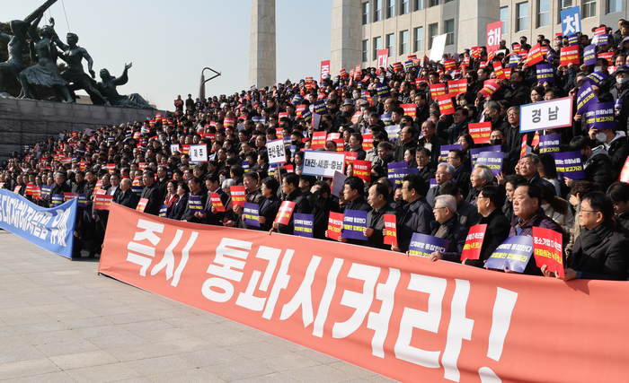 31일 국회 앞에서 중소기업 단체들이 50인 미만 사업장 중대재해처벌법 유예 불발 규탄 대회를 하고 있다. 연합뉴스