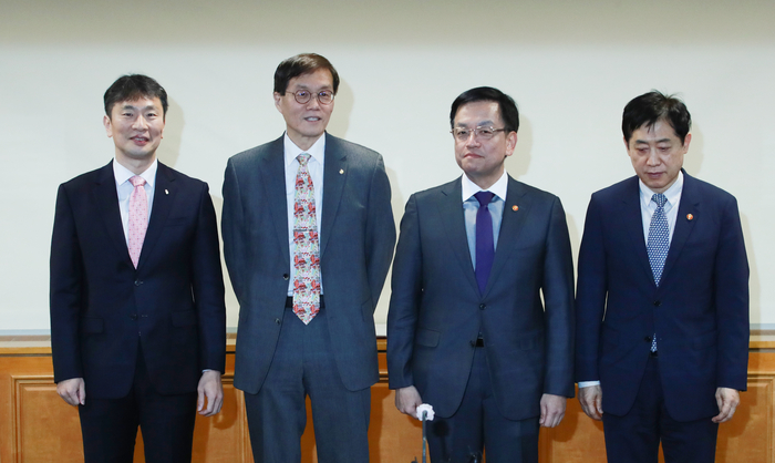 사진 왼쪽부터 이복현 금융감독원장, 이창용 한국은행 총재, 최상목 경제부총리, 김주현 금융위원장