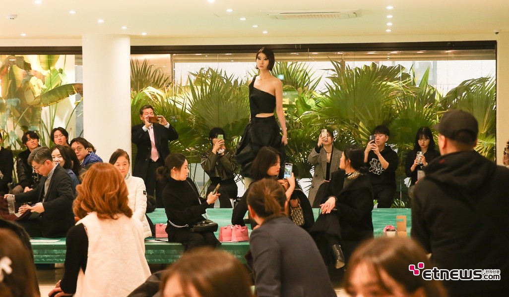 [포토] 홍대에서 펼쳐지는 패션위크 런웨이