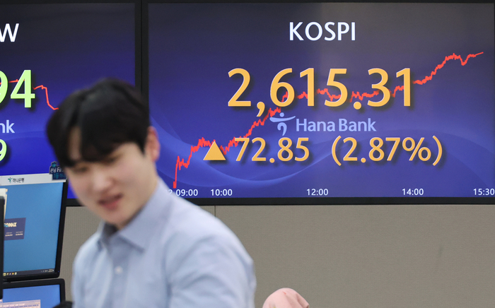 2일 서울 명동 하나은행 본점 딜링룸에서 직원들이 업무를 보고 있다. 이날 코스피는 미국 빅테크 기업들의 실적 호전 소식 등에 급등해 연초 수준을 회복했다. 종가는 전장보다 72.85포인트(2.87%) 오른 2,615.31로 집계됐다. 사진=연합뉴스