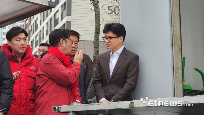 박종진 국민의힘 인천 서구갑 예비후보가 한동훈 비상대책위원장과 대화하고 있다.