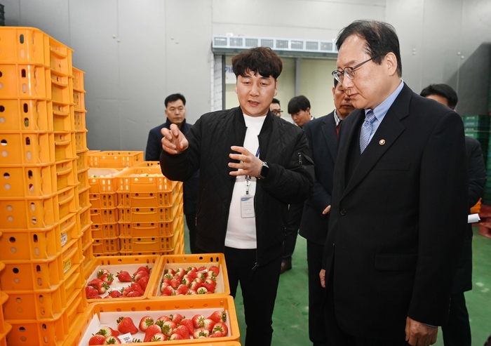 정인교 산업통상자원부 통상교섭본부장은 6일 딸기 수출선별장을 찾아 애로사항을 청취했다.(사진=산업통상자원부)