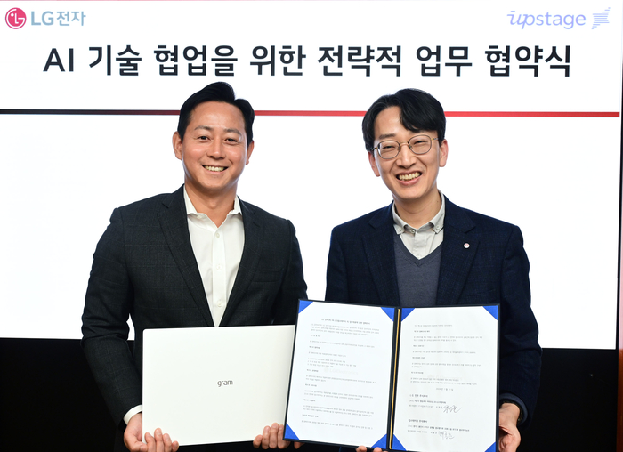 업스테이지 최홍준 부사장(왼쪽)과 LG전자 공혁준 IT CX담당이 서울 여의도 LG트윈타워에서 온디바이스 AI 기술 개발 협력을 위한 업무협약(MOU)을 체결했다. (사진=LG전자)