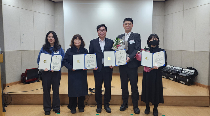 지난달 30일 동작구자원봉사센터에서 열린 유공자 시상식에서 이상음 팜젠사이언스 GA팀 매니저(왼쪽에서 네번째)가 표창을 수상했다.