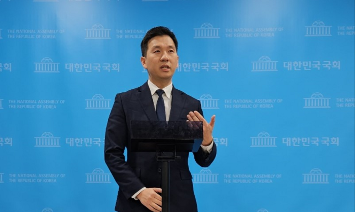 김지수 한반도미래경제포럼 대표가 7일 국회 소통관에서 기자회견을 마친 뒤 취재진의 질의에 답변하고 있다. 한반도미래경제포럼 제공