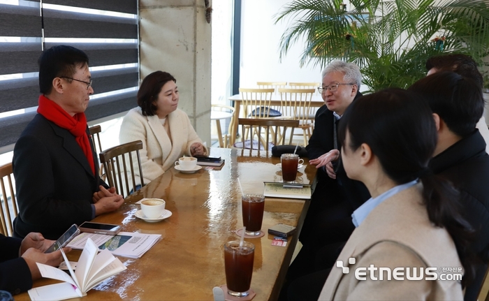 강성주 국민의힘 예비후보가 지역주민과 대화하고 있다.