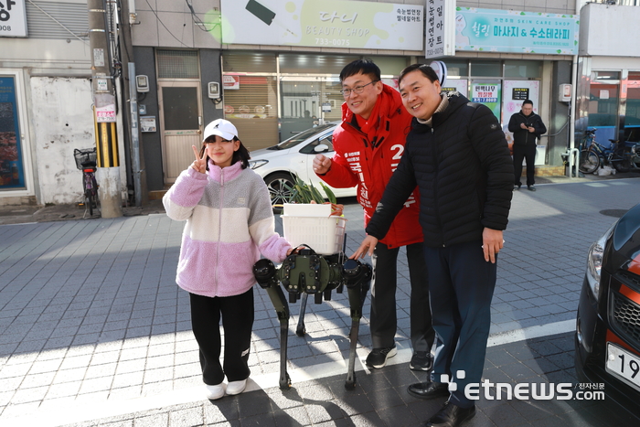 강성주 국민의힘 예비후보가 사족로봇을 활용한 시장상품 배달을 시연했다.