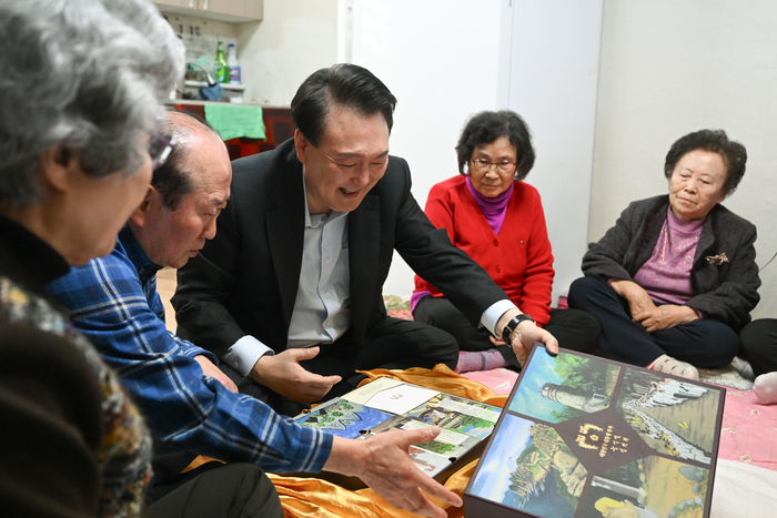 윤석열 대통령이 7일 서울 강북구의 한 미등록 경로당을 방문해 어르신들에게 설 명절 선물을 전달하고 있다. 〈연합뉴스〉