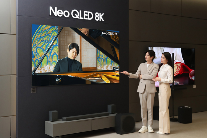 삼성전자 모델이 삼성스토어 대치점에서 네오QLED 8K TV로 파이니스트 조성진의 8K 라이브 연주 영상을 감상하고 있다. (사진=삼성전자)