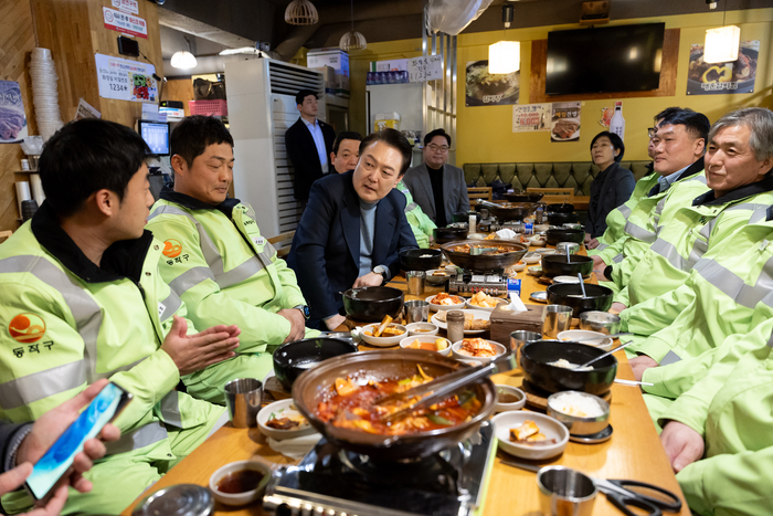 윤석열 대통령, 설 연휴 첫날 환경공무관들과 아침 식사