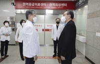박민수 보건복지부 제2차관(맨 오른쪽)은 11일 충북 청주 충북대병원 응급실을 방문해 설 연휴 응급진료체계를 점검했다. 연합뉴스.