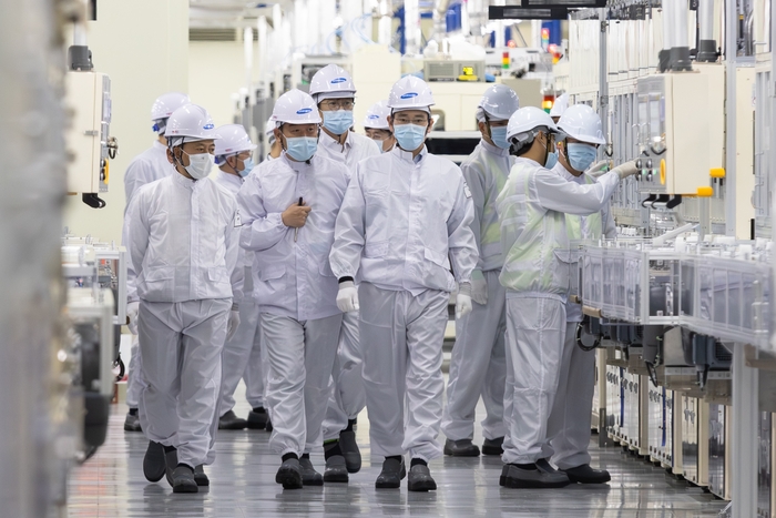 이재용 삼성전자 회장이 말레이시아 스름반 SDI 생산법인 2공장을 점검했다.