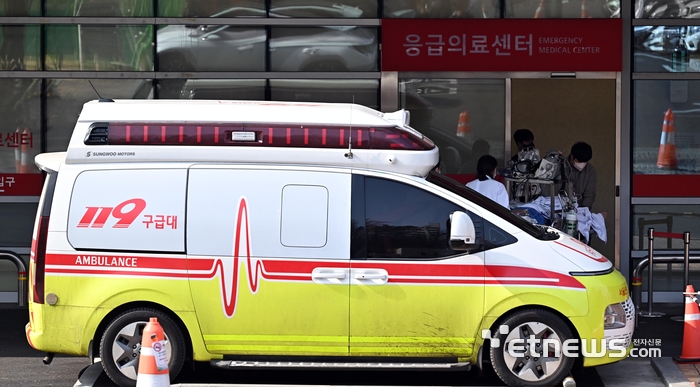 서울 시내의 한 대학병원에서 의료진이 환자를 이송하고 있다. 이동근기자 foto@etnews.com