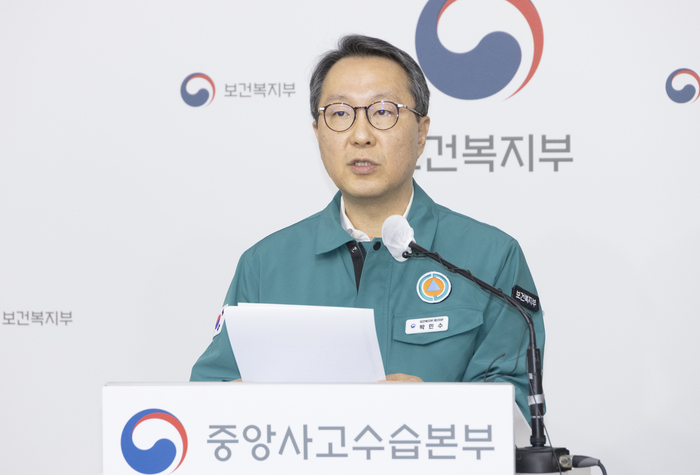 박민수 보건복지부 제2차관이 13일 정부세종청사에서 의사 집단행동 중앙사고수습본부 브리핑을 하고 있다.