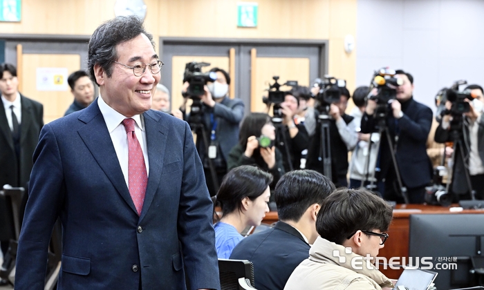 밝은 표정으로 첫 회의 참석하는 이낙연 공동대표