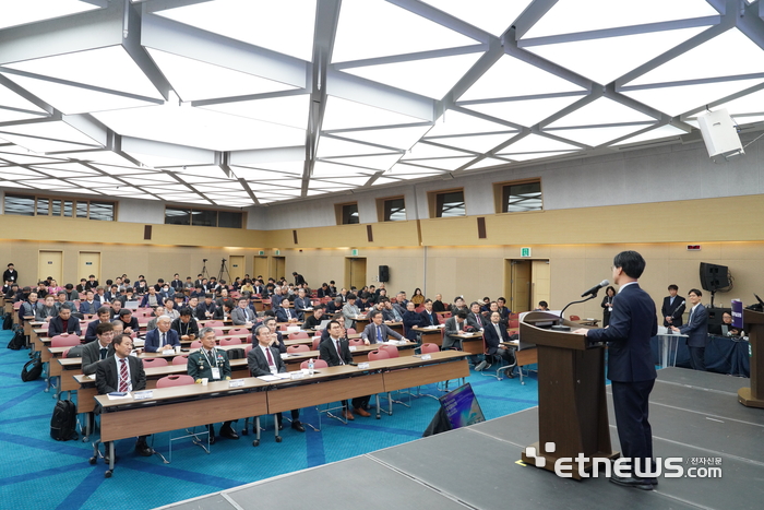 15일 제주도 서귀포시 제주국제컨벤션센터에서 열린 2024년 한국전자파학회 동계종합학술대회