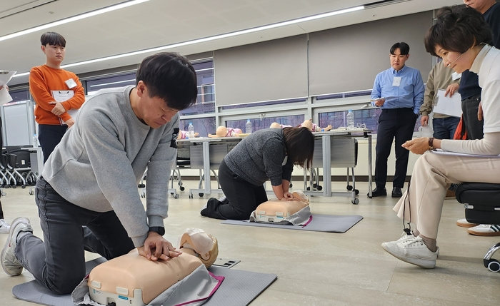 서울 종로구 LX판토스 본사에서 LX판토스 임직원들이 심폐소생술 실습 교육을 진행하고 있다.