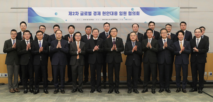 김창범 한국경제인협회 부회장(앞줄 왼쪽 여섯번째)과 정인교 산업통상자원부 통상교섭본부장(앞줄 왼쪽 일곱번째)을 비롯한 내빈들이 15일 여의도 FKI타워 컨퍼런스센터에서 열린 '글로벌 경제 현안대응 임원협의회 2차 회의'에서 기념촬영했다. (사진=한국경제인협회)