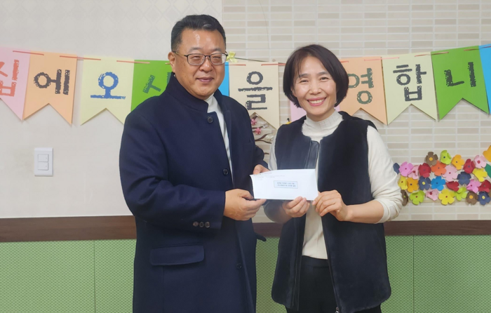 이영오 한국재료연구원 행정본부장(왼쪽)이 창원 여성의 집에 설 명절 성금을 전달했다.