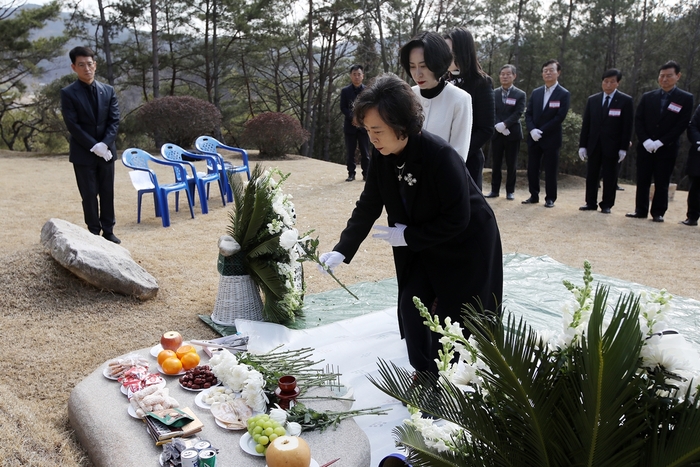 롯데 재단 신영자 의장과 롯데장학재단 장혜선 이사장이 헌화를 하고 있다.