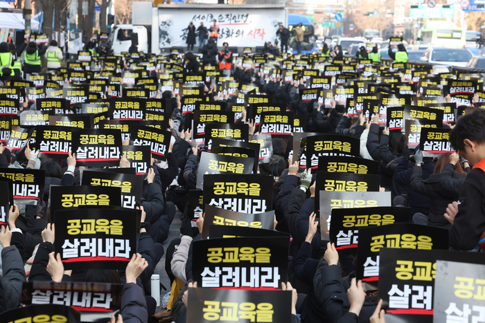 지난 2월 서울 을지로입구역 인근에서 서이초 교사 순직 인정 등을 촉구하는 집회가 열리고 있다. [연합뉴스]