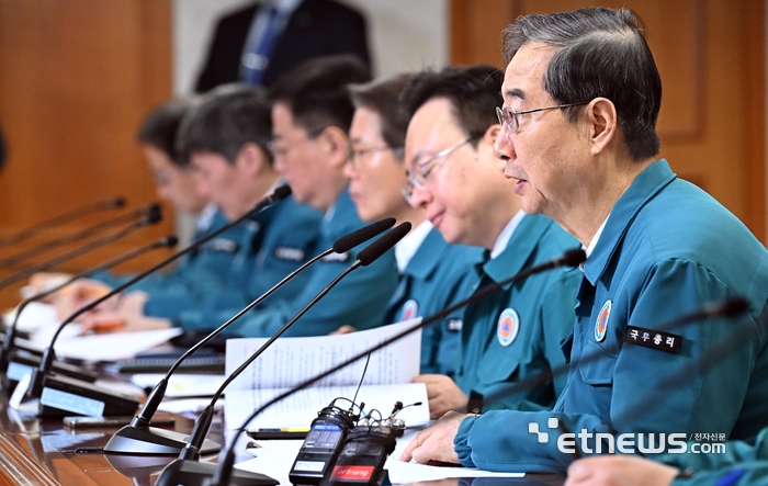 한덕수 국무총리가 19일 서울 종로구 정부서울청사에서 열린 의사집단행동 대응 관계장관회의에서 모두발언 하고 있다. 이날 한 총리는 “집단행동이 본격화하면 의료공백으로 인한 국민 불편을 최소화하는 것이 무엇보다 중요하다”며 “정부는 전국 409개 응급의료기관의 응급실을 24시간 운영하여 비상진료에 차질이 없도록 하겠다”고 밝혔다.
 이동근기자 foto@etnews.com