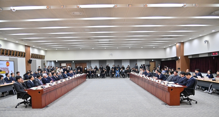 충남도 대회의실에서 김태흠 지사를 비롯한 16개 우수 기업 대표가 투자협약식에 앞서 간담회를 가졌다.