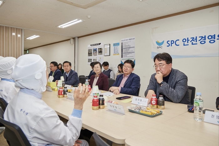 19일 샤니 성남공장에서 SPC안전경영위원회가 생산 현장 직원들의 안전 개선 여부 및 근무 애로 사항을 청취하는 간담회를 진행하고 있다. (정갑영 SPC안전경영위원장(오른쪽에서 두번째)