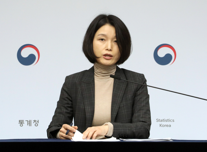 임경은 통계청 고용통계과장이 20일 정부세종청사에서 2023년 하반기 지역별 고용조사 시군구 주요 고용지표를 발표하고 있다. 연합뉴스