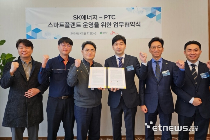 서관희 SK에너지 기술·설비본부장(왼쪽 세번째)과 김상건 PTC코리아 지사장(왼쪽 네번쨰) 등 양사 관계자가 MOU 체결 후 기념촬영을 하고 있다.