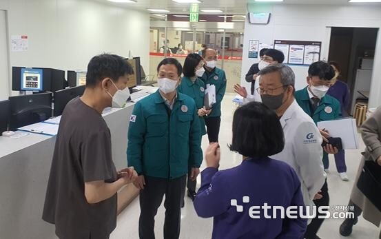 박덕수 인천시 행정부시장(왼쪽 두번째)이 21일 권역응급의료센터인 길병원을 찾아 비상진료체계를 점검했다.