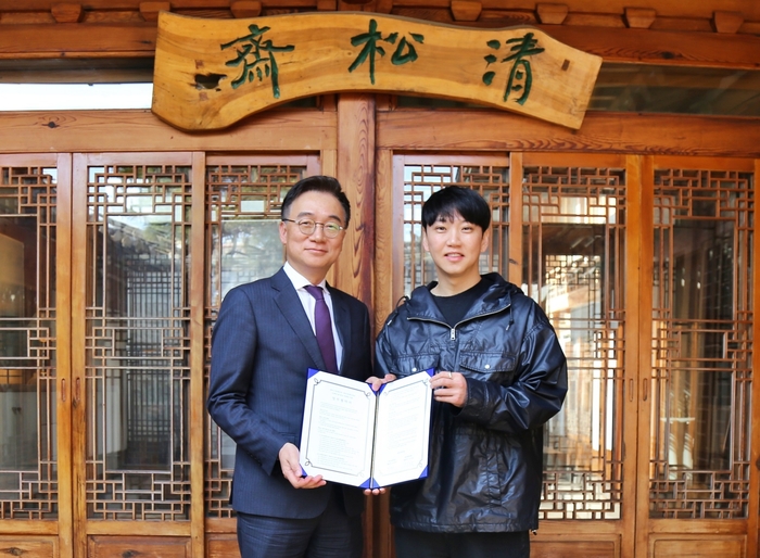 지난 23일 서울 종로구에 위치한 태오양스튜디오에서 양호진 신세계면세점 전무(왼쪽)와 임대선 이스턴에디션 대표가 업무협약을 체결한 뒤 기념 촬영을 하고 있다.