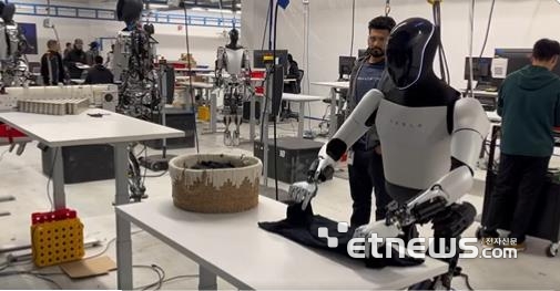 일론 머스크 테슬라 최고경영자(CEO)가 지난 24일 자신의 엑스(X·옛 트위터)에 '옵티머스'가 걸어 다니는 영상을 공개했다. 이번 옵티머스 영상은 지난달 16일에 이어 한 달여 만이다. 머스크는 당시 셔츠를 접는 옵티머스 영상을 게재한 바 있다. 사진은 셔츠 접는 옵티머스의 모습. 2024.2.26 [머스크 X 캡처. 재판매 및 DB 금지]