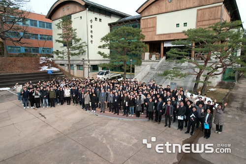 국립산림과학원 직원들이 최근 열린 개원 75주년 심포지엄에 참여해 미래 연구 방향과 과제를 모색했다.