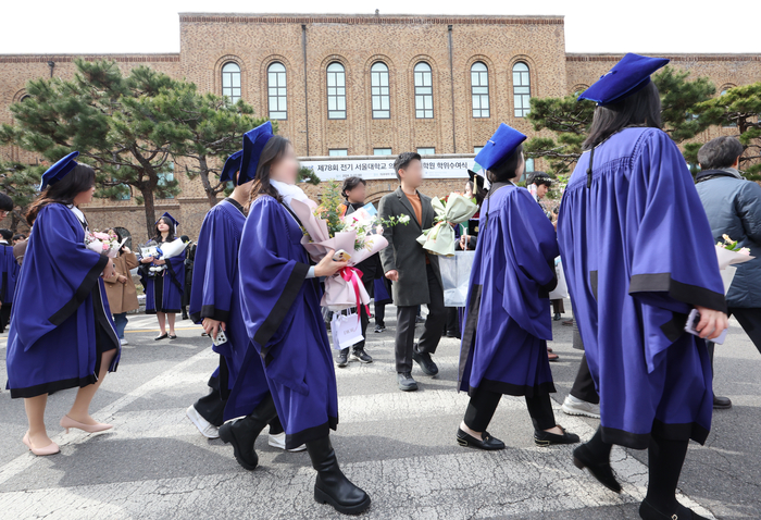 27일 오후 서울 종로구 서울대학교 의과대학에서 열린 '제78회 전기 서울대학교 의과대학·대학원 학위수여식'에 참석한 졸업생들이 이동하고 있다. 연합뉴스