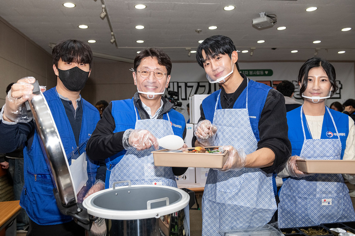 김윤상 기획재정부 제2차관, 행복공감봉사단장 배우 정해인, 17기 행복공감봉사단이 28일 돈의동 인근 쪽방촌 어르신께 전달한 도시락과 후원물품을 포장하고 있다.[동행복권 제공]