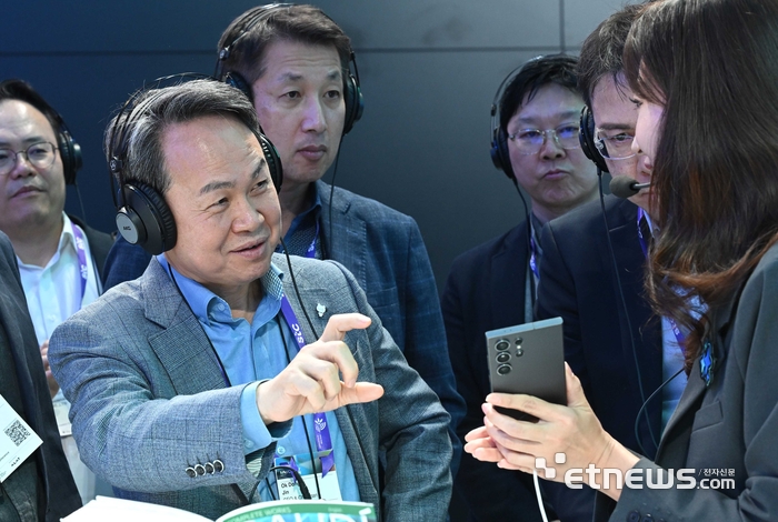 [MWC24] S24에 큰 관심 보이는 진옥동 신한금융 회장